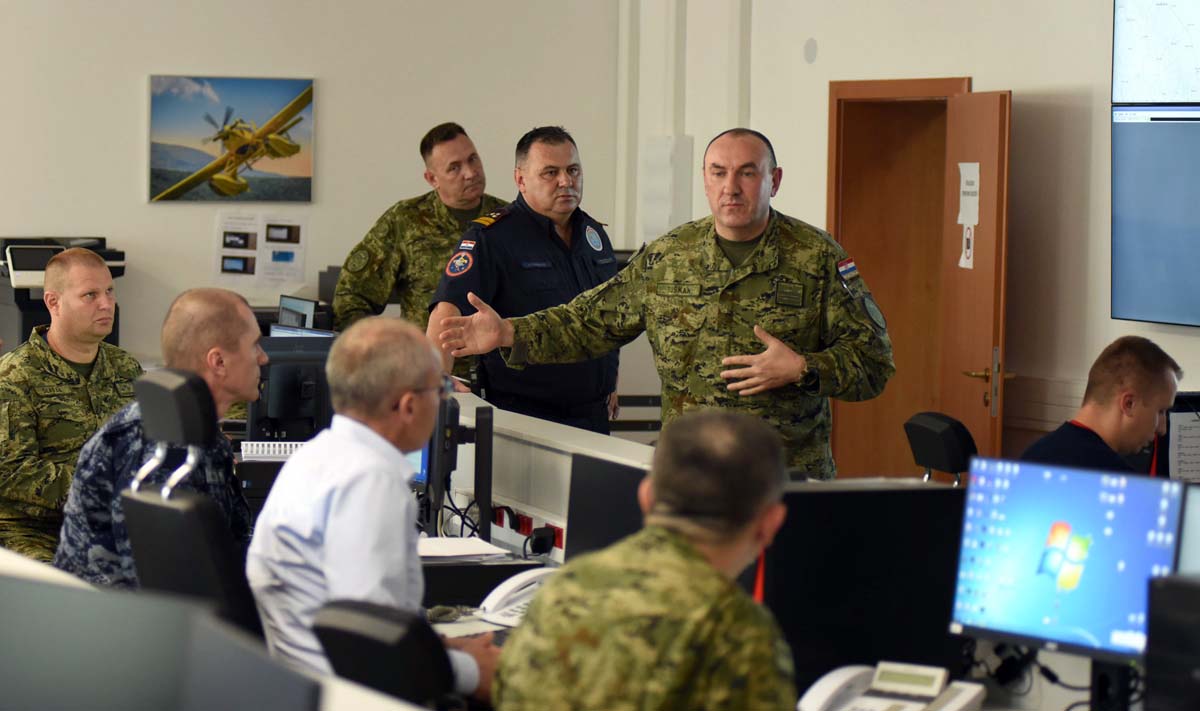 Slika https://www.morh.hr/wp-content/uploads/2019/07/krsticevic-u-operativnom-vatrogasnom-zapovjednistvu19072019_n.jpg