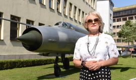 Ljerka Perešin i Mig-21 ispred MORH-a