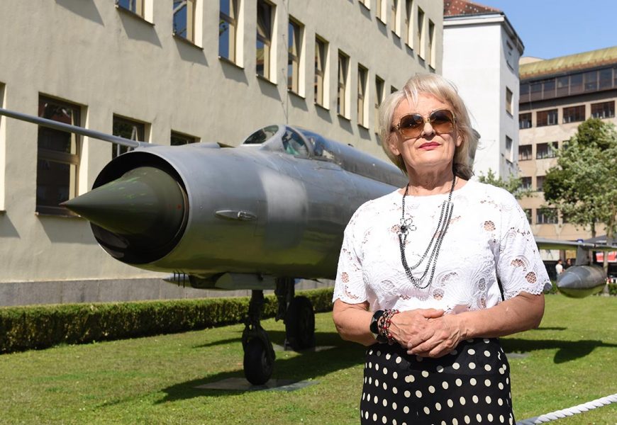 Ljerka Perešin i Mig-21 ispred MORH-a