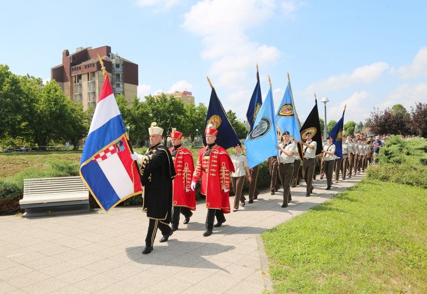 Mimohod polaznika vojnih škola u Vukovaru