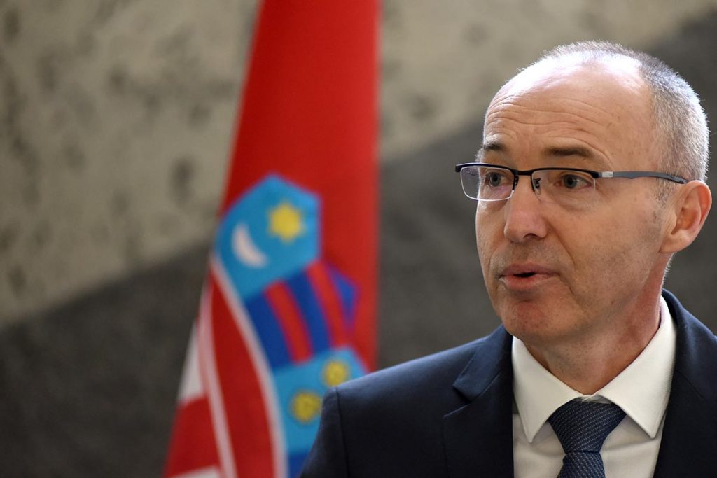 Slika https://www.morh.hr/wp-content/uploads/2019/07/ministar_obrane_rh_damir_krsticevic_v-1024x683.jpg