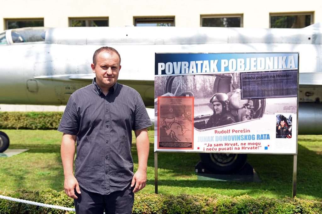 Dario Perešin ispred MiG-a 21