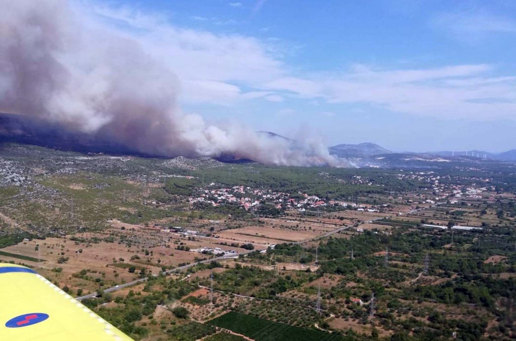 Slika https://www.morh.hr/wp-content/uploads/2019/07/pozar_kod_sibenik_drnis_27072019_01-1024x678.jpg