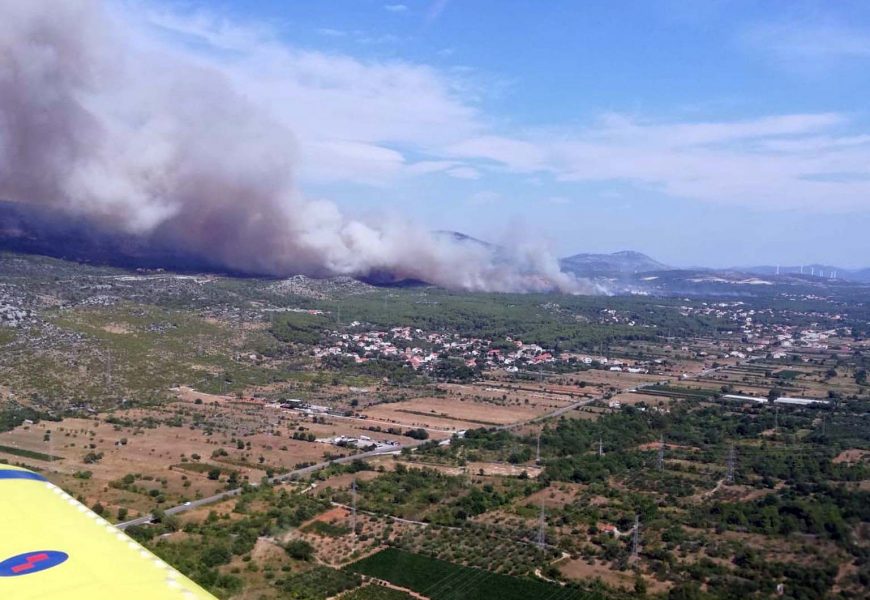 Šest protupožarnih aviona gase požare kod Šibenika i Drniša