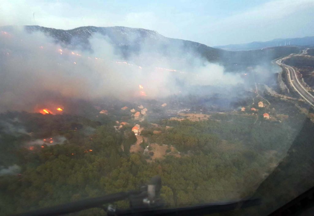 Zračne snage do mraka djelovale, kopnene ostaju na požarištu