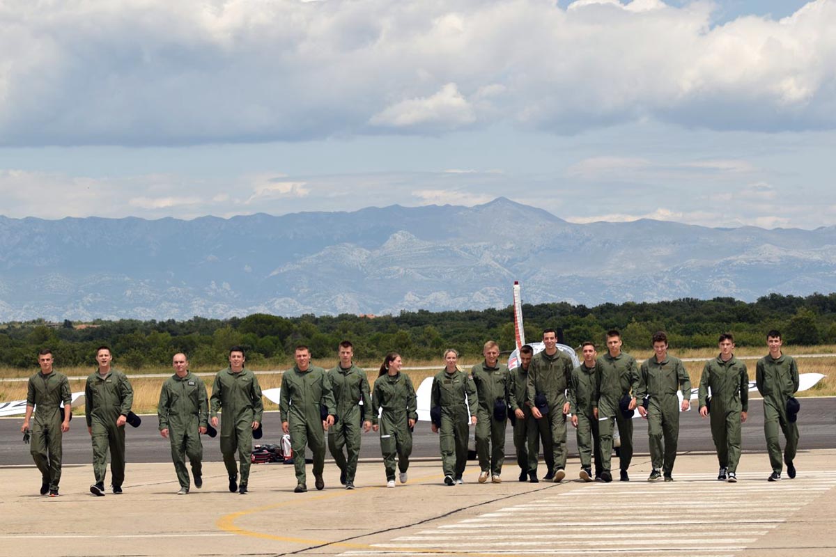 Slika https://www.morh.hr/wp-content/uploads/2019/07/selekcijsko_letenje_vojni_pilot_12072019_aaaa.jpg