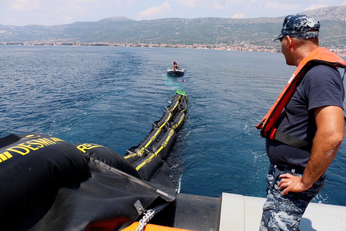 Slika https://www.morh.hr/wp-content/uploads/2019/07/suzbijanje_uljnog_oneciscenja_mora_hv_05072019_v.jpg