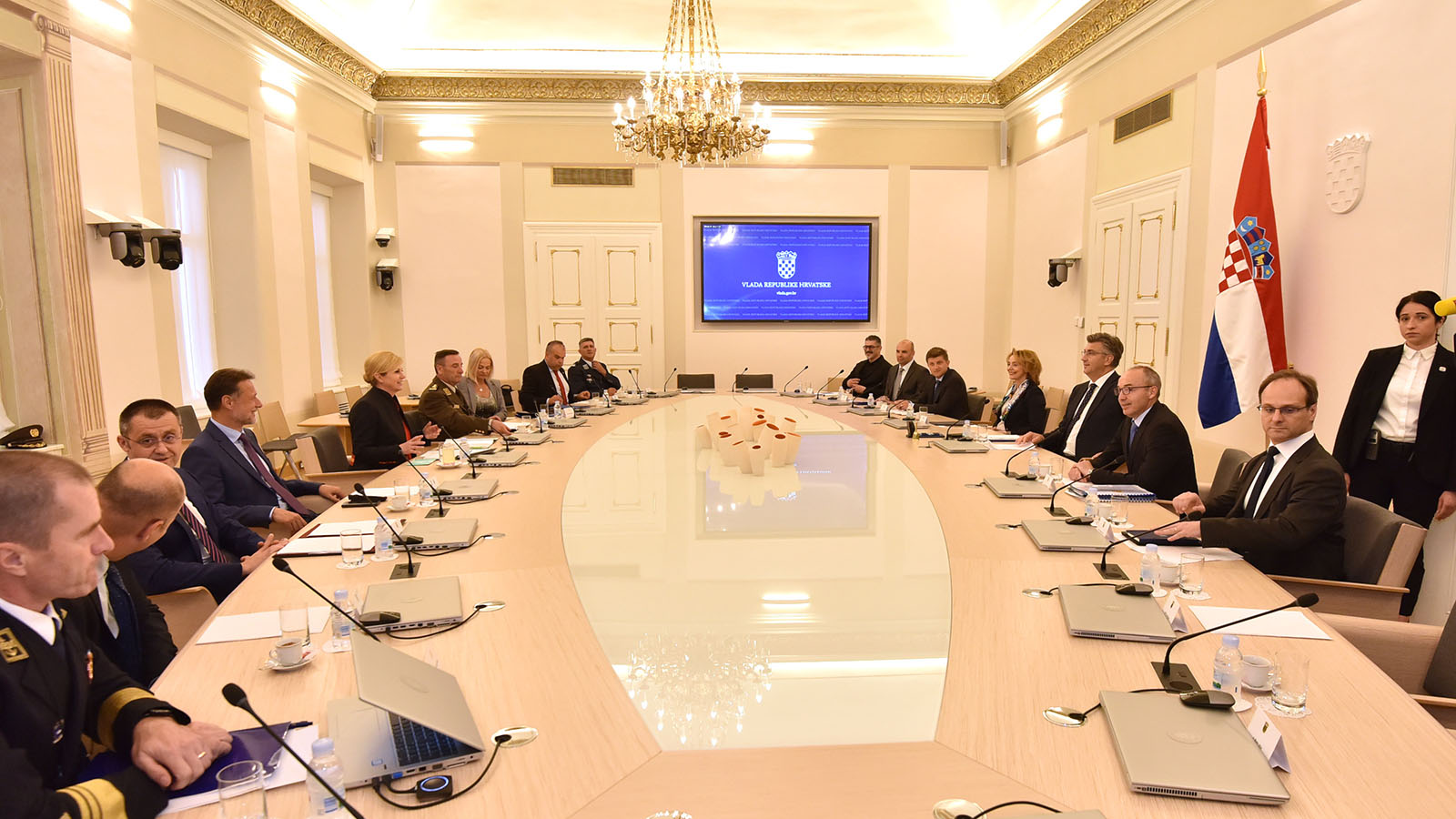 Slika https://www.morh.hr/wp-content/uploads/2019/07/vijece_za_obranu_28062019_1_v.jpg