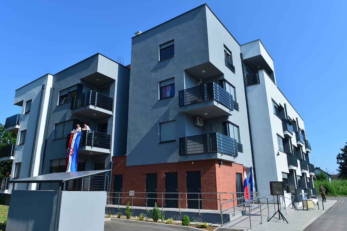 Slika https://www.morh.hr/wp-content/uploads/2019/07/vojnicima_hv_stanovi_u_vukovaru_26062019_04.jpg