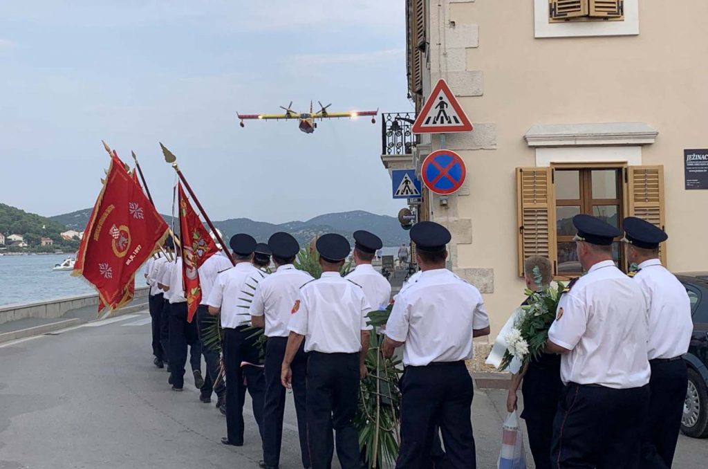 Slika https://www.morh.hr/wp-content/uploads/2019/08/12_obljetnica_kornatske_tragedije_190719_03-1024x678.jpg