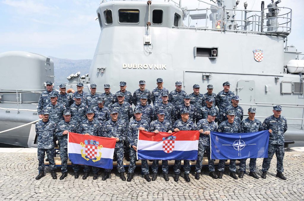 Slika https://www.morh.hr/wp-content/uploads/2019/08/2_hrvcon_ispracaj_sea_guardian_hrm_190719_01-1024x678.jpg