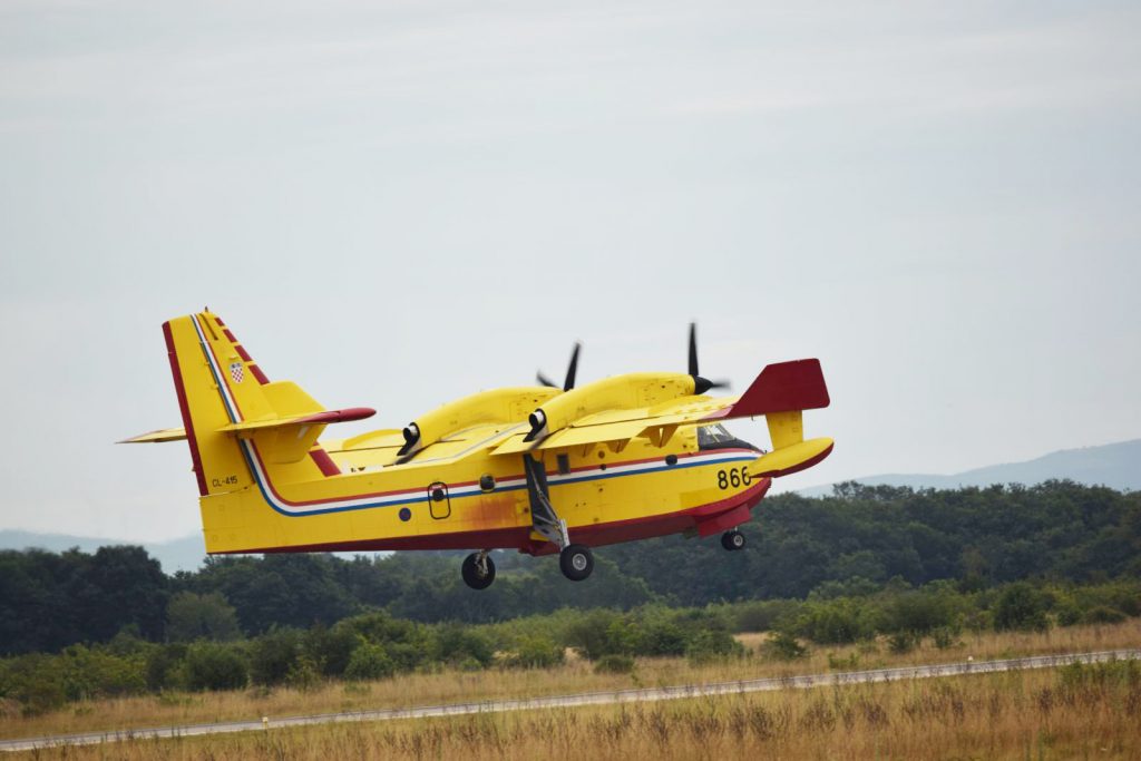 Slika https://www.morh.hr/wp-content/uploads/2019/08/canadiar_cl-415_966-1024x683.jpg