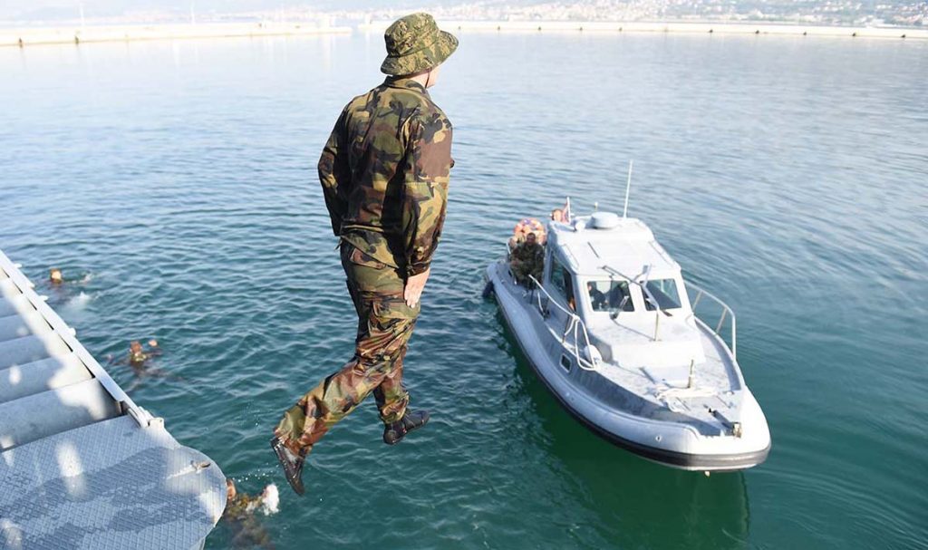 Slika https://www.morh.hr/wp-content/uploads/2019/08/kadeti_obuka_za_borbenog_plivaca_osrh_190719_naslovna-1024x607.jpg