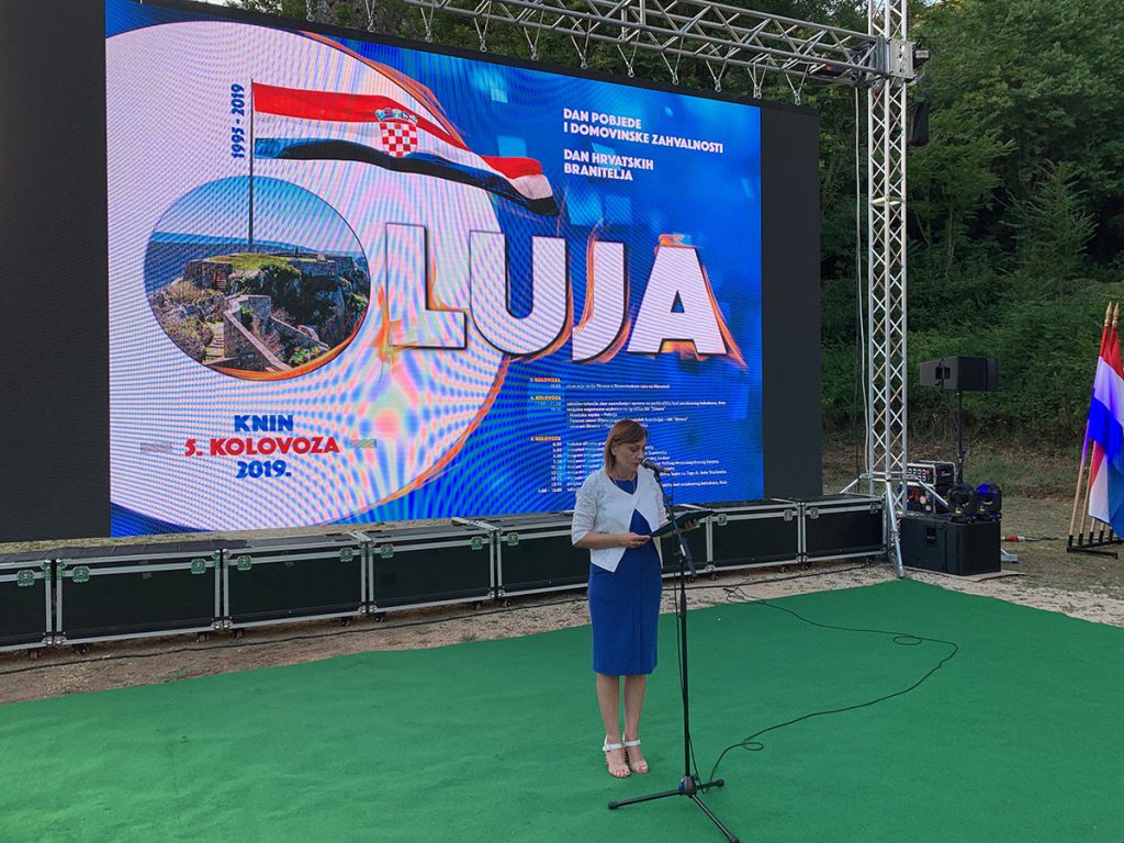 Slika https://www.morh.hr/wp-content/uploads/2019/08/revija-filmova-o-domovinskom-ratu-03082019-1024x768.jpg