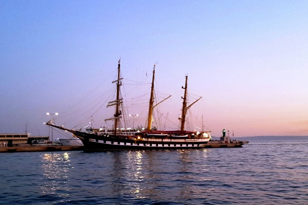 Slika https://www.morh.hr/wp-content/uploads/2019/08/talijanski-brod-palinuro-u-posjetu-hrm-u-2-1024x683.jpg