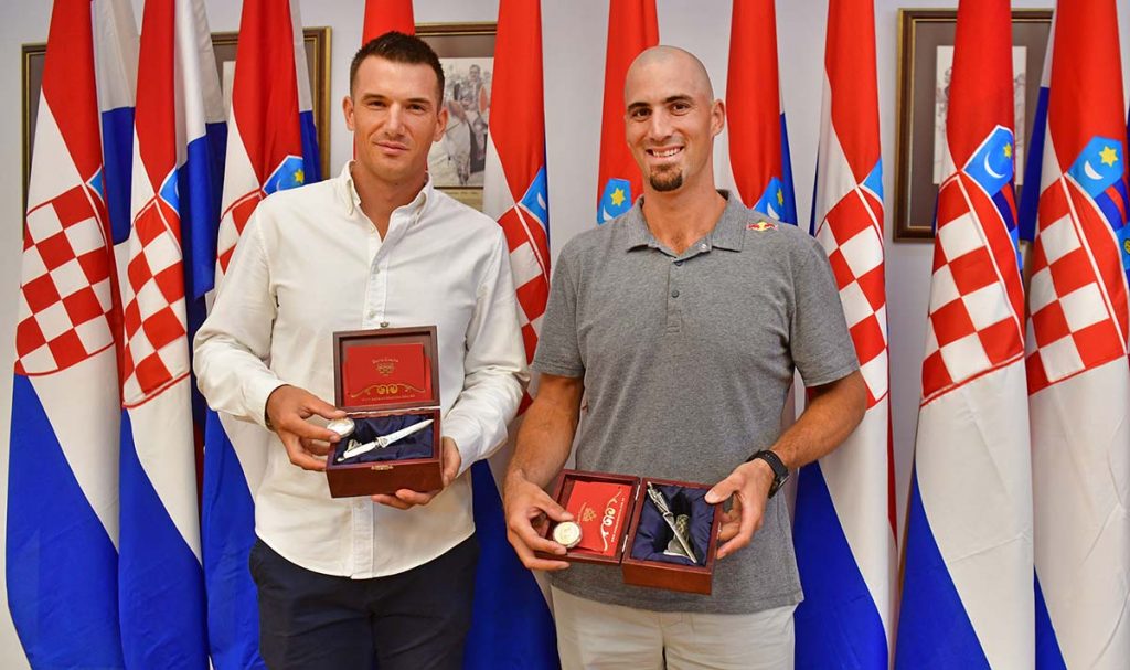 Slika https://www.morh.hr/wp-content/uploads/2019/09/braca_sinkovic_svjetski_prvaci_morh_190719_naslovna-1024x607.jpg
