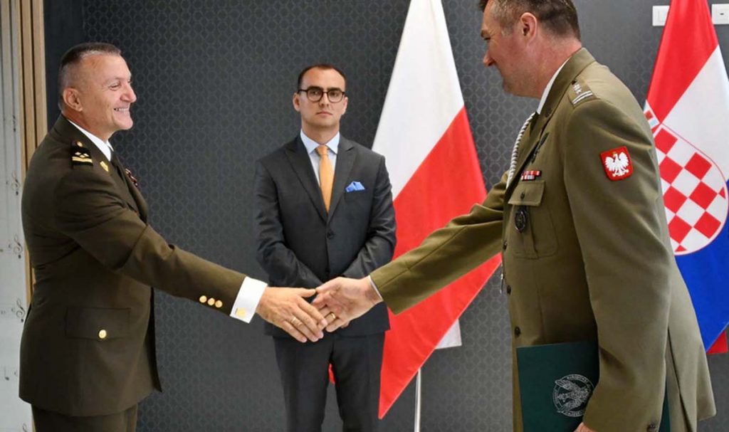 Slika https://www.morh.hr/wp-content/uploads/2019/09/casnicki_namjesnik_zeljko_bilic_020919_naslovna-1024x607.jpg