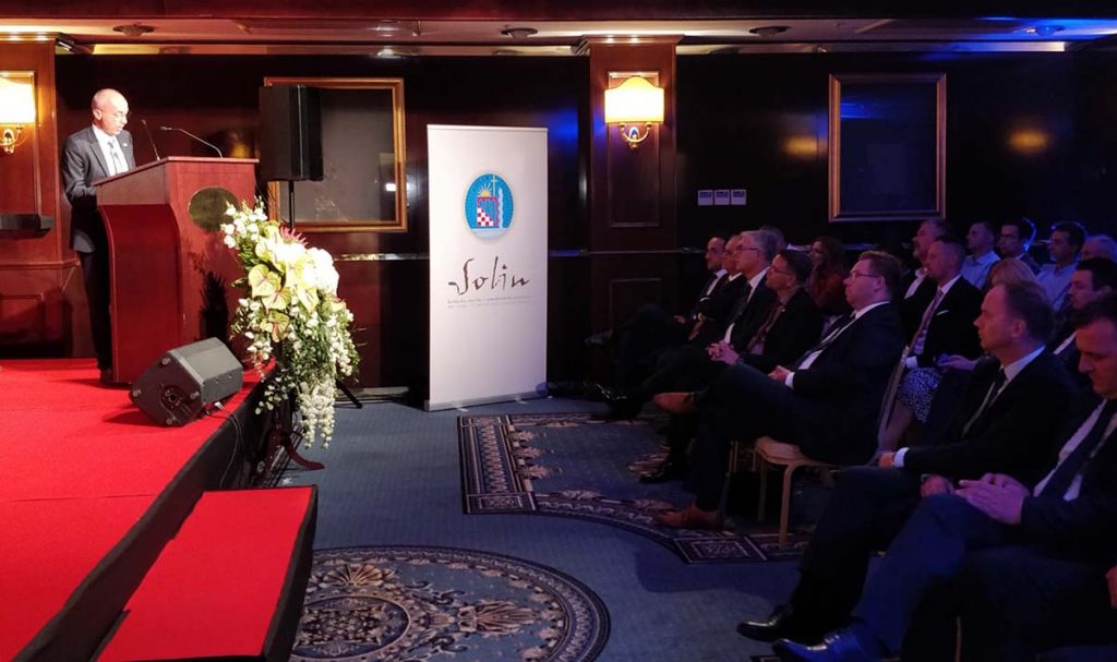 Slika https://www.morh.hr/wp-content/uploads/2019/09/dan_grada_solina_krsticevic_morh_060919_10-1024x607.jpg