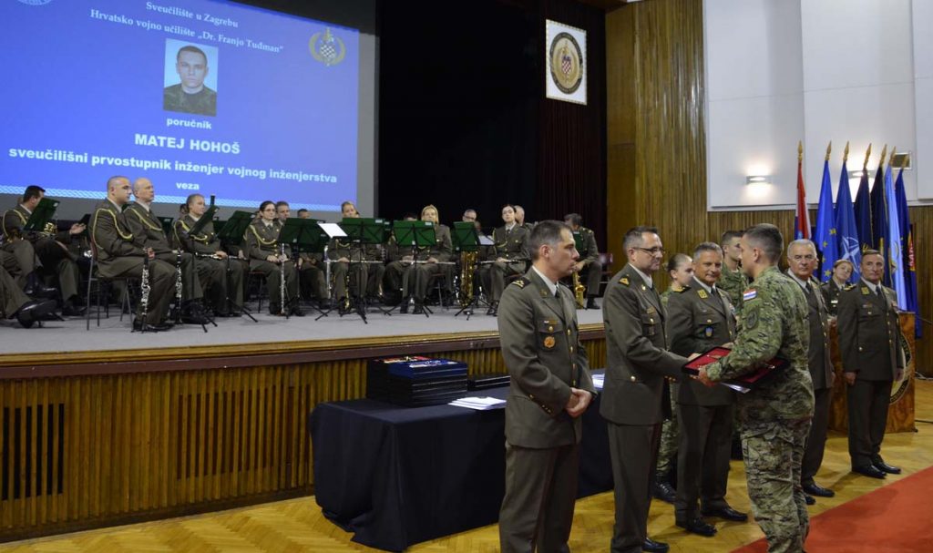 Slika https://www.morh.hr/wp-content/uploads/2019/09/dodjela_cinova_kadetima_hv_190719_naslovna-1024x607.jpg