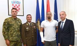 Ministar Krstičević i general Šundov primili pripadnika ZSS-a ozlijeđenog u Afganistanu