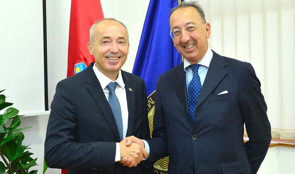 Slika https://www.morh.hr/wp-content/uploads/2019/09/izvrsni_direktor_europske_obrambene_agencije_u_morh_190719_naslovna-1024x607.jpg