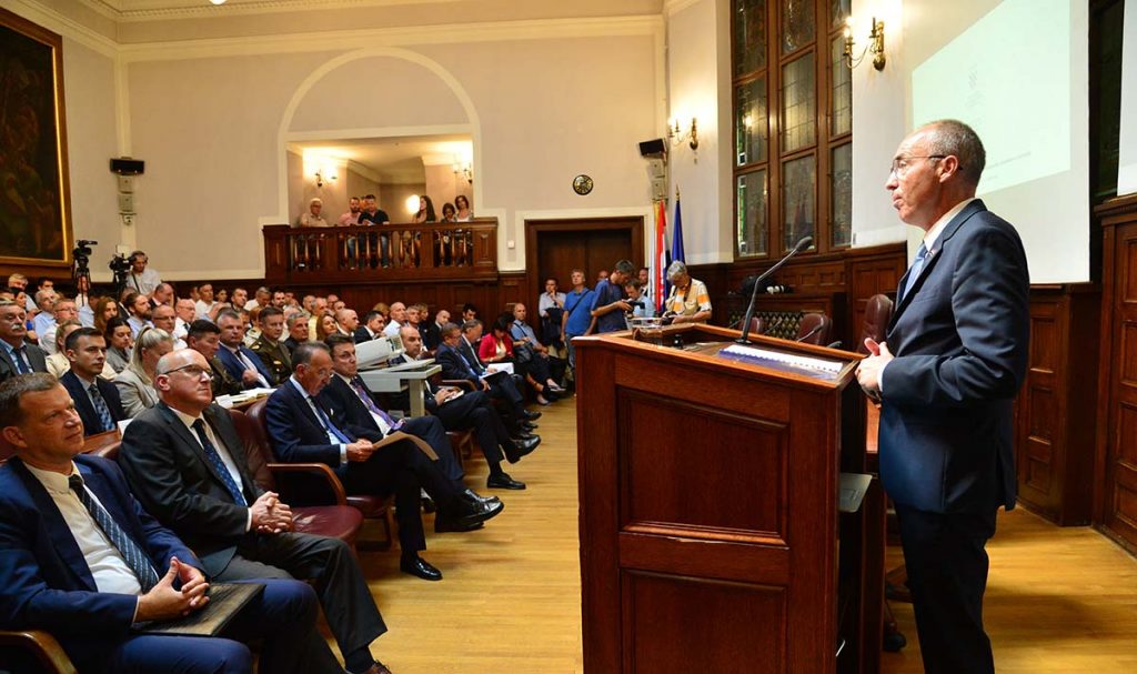 Slika https://www.morh.hr/wp-content/uploads/2019/09/krsticevic_domecq_hgk_eu_cro_190719_naslovna-1024x607.jpg