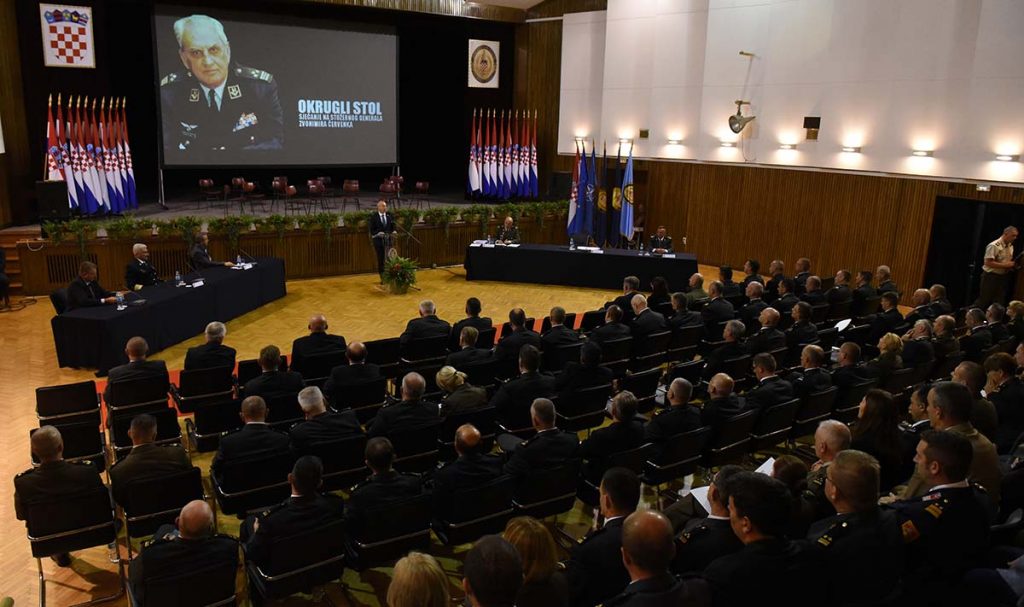 Slika https://www.morh.hr/wp-content/uploads/2019/09/okrugli_stol_general_cervenko_190719_hvu-1024x607.jpg