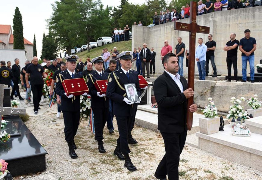 Posljednji ispraćaj komodora Ivice Tolića