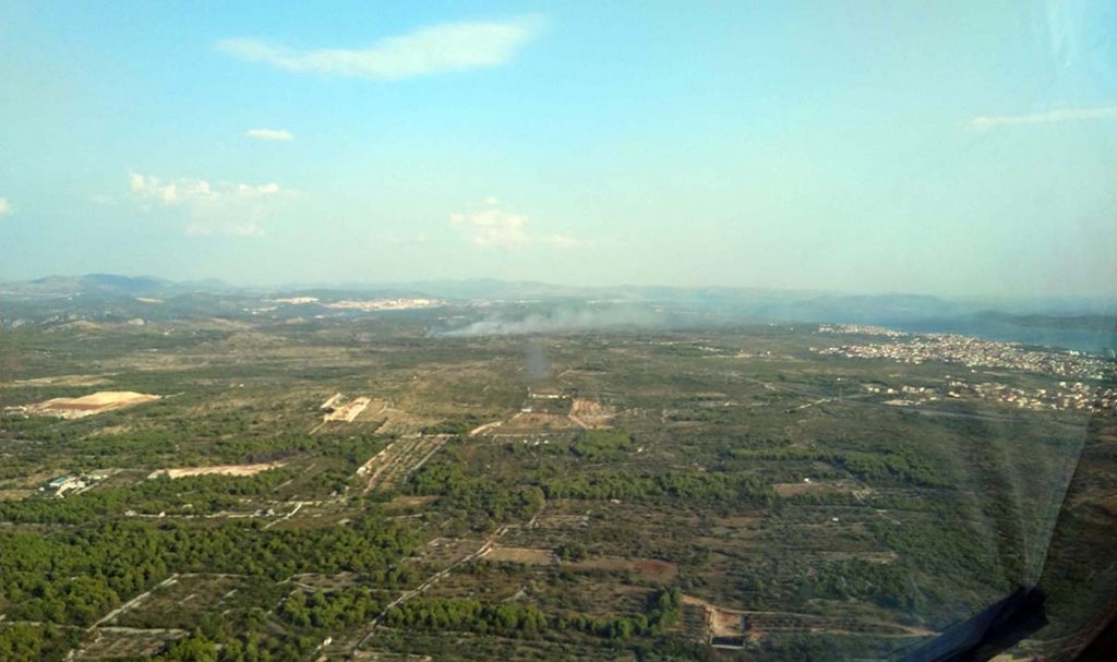 Slika https://www.morh.hr/wp-content/uploads/2019/09/pozar_srimska_lokva-vodice_protupozarna_eskadrila_12092019_n-1024x607.jpg