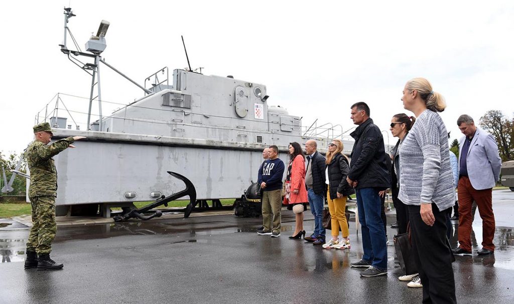 Slika https://www.morh.hr/wp-content/uploads/2019/09/vojno-diplomatski_zbor_akred_rh_190719_n-1024x607.jpg