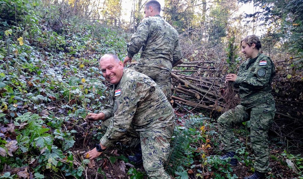 Slika https://www.morh.hr/wp-content/uploads/2019/10/dani_kolektivne_sadnje_drveca_hv_osrh_261019_n-1024x607.jpg