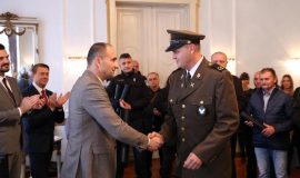 Narednik Fišer primio „Povelju humanosti“ u Osijeku