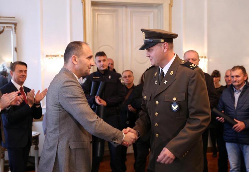 Narednik Fišer primio „Povelju humanosti“ u Osijeku