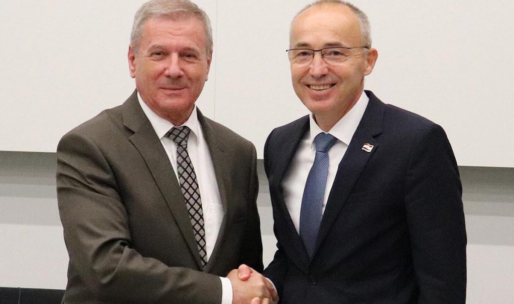 Slika https://www.morh.hr/wp-content/uploads/2019/10/hrvatska_madjarska_mndz-c_nato_241019_n-1024x607.jpg