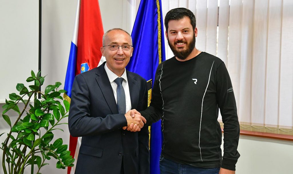 Slika https://www.morh.hr/wp-content/uploads/2019/10/krsticevic_rimac_rimac_automobili_morh_190719_n-1024x607.jpg