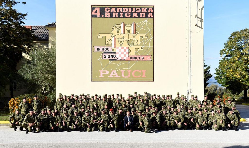 Slika https://www.morh.hr/wp-content/uploads/2019/10/ministar_krsticevic_pricuva_hv_osrh_190719_n-1024x607.jpg