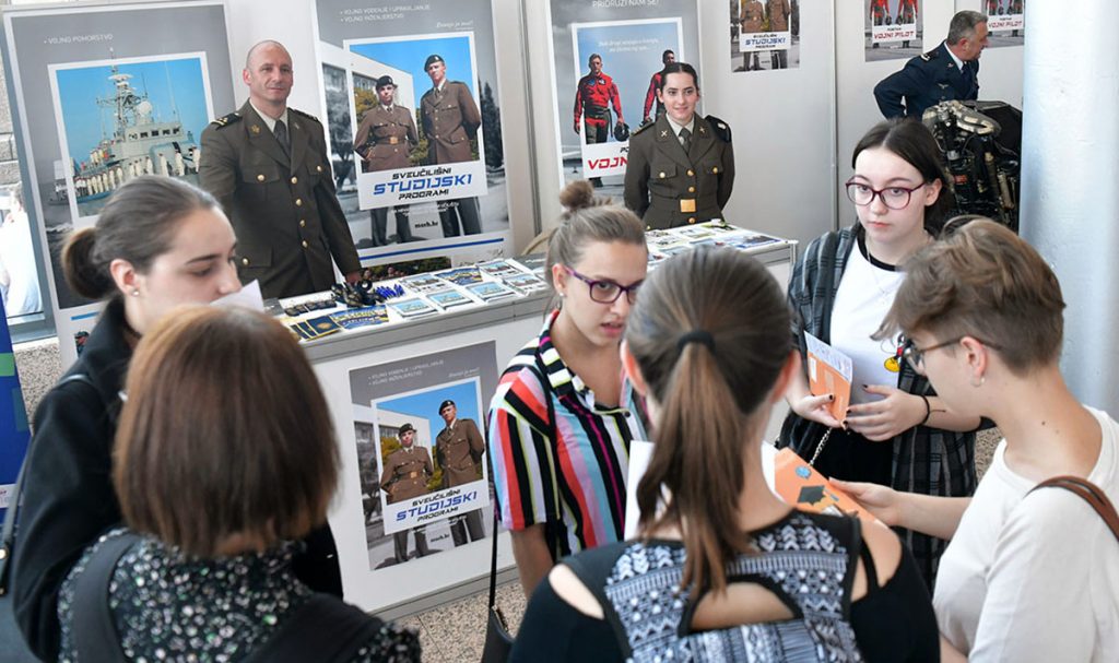 Slika https://www.morh.hr/wp-content/uploads/2019/10/sajam_stipendija_15102019-1024x607.jpg