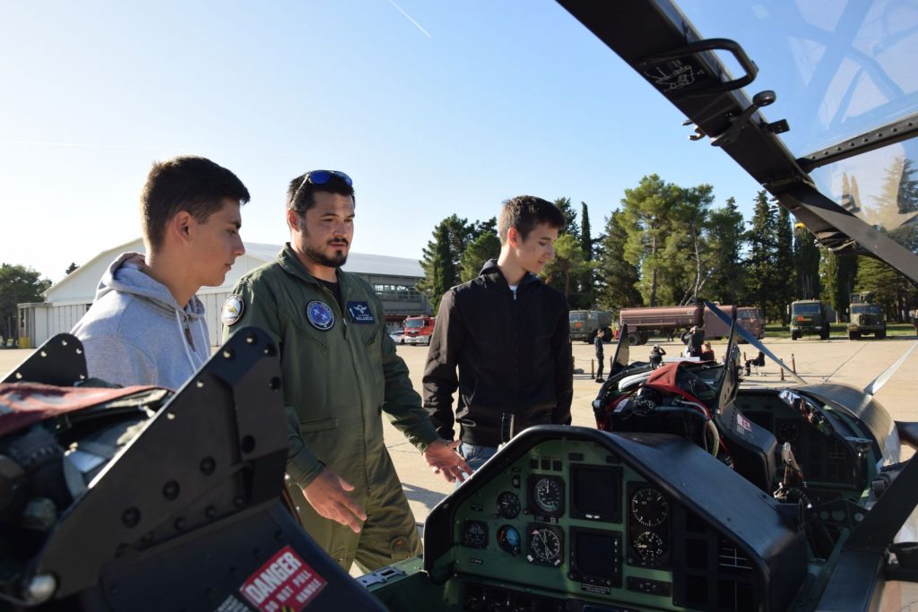 Slika https://www.morh.hr/wp-content/uploads/2019/10/srednjoskolci_hrz_18102019_07-1024x683.jpg