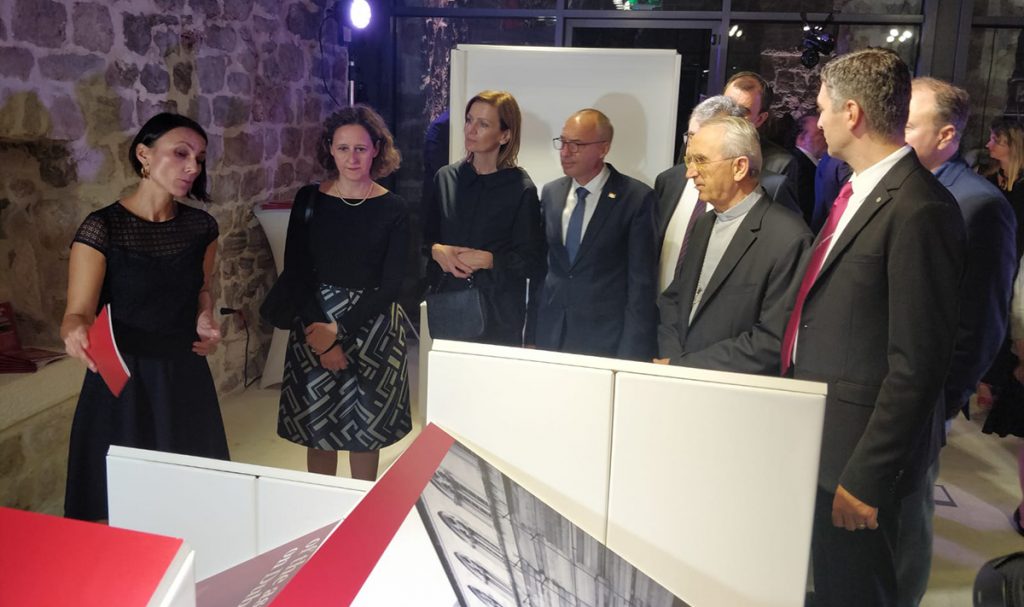 Slika https://www.morh.hr/wp-content/uploads/2019/10/stradanje_i_obnova_dubrovnika_01102019-1024x607.jpg