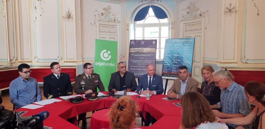 Slika https://www.morh.hr/wp-content/uploads/2019/10/svecani_koncert_povodom_dana_neovisnosti_st_03102019-1024x499.jpg