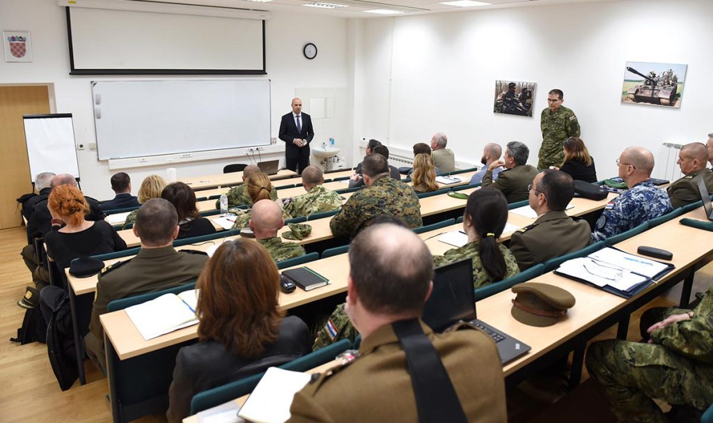 Slika https://www.morh.hr/wp-content/uploads/2019/10/upravljanje_obranom_u_sirem_sigurnosnom_kontekstu_190719_naslovna-1024x607.jpg