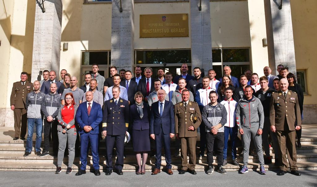 Slika https://www.morh.hr/wp-content/uploads/2019/10/vrhunski_sportasi_ugovorni_pricuvnici_hv_osrh_190719_01-1024x607.jpg
