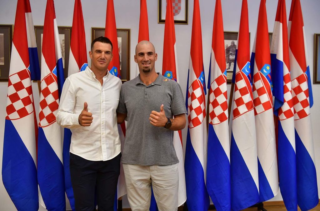 Slika https://www.morh.hr/wp-content/uploads/2019/11/braca_sinkovic_svjetski_prvaci_morh_190719_01-1024x678.jpg