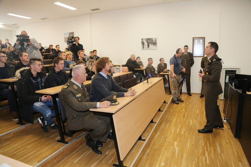 Slika https://www.morh.hr/wp-content/uploads/2019/11/dan_otvorenih_vrata_23112019_17-1024x683.jpg