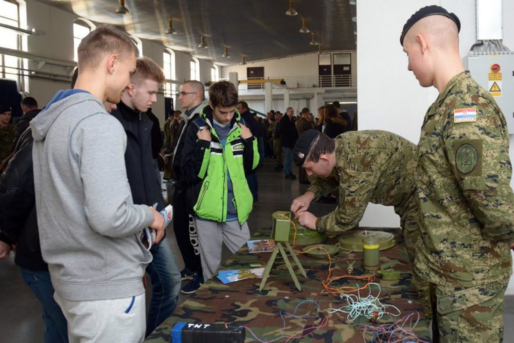 Slika https://www.morh.hr/wp-content/uploads/2019/11/hvu_dan_otvorenih_vrata_22112019-1024x683.jpg