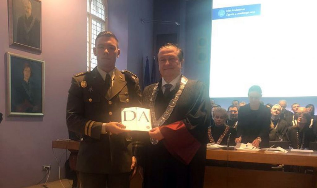 Slika https://www.morh.hr/wp-content/uploads/2019/11/kadet_matija_mrso_rektorovo_priznanje_19072019_n-1024x607.jpg