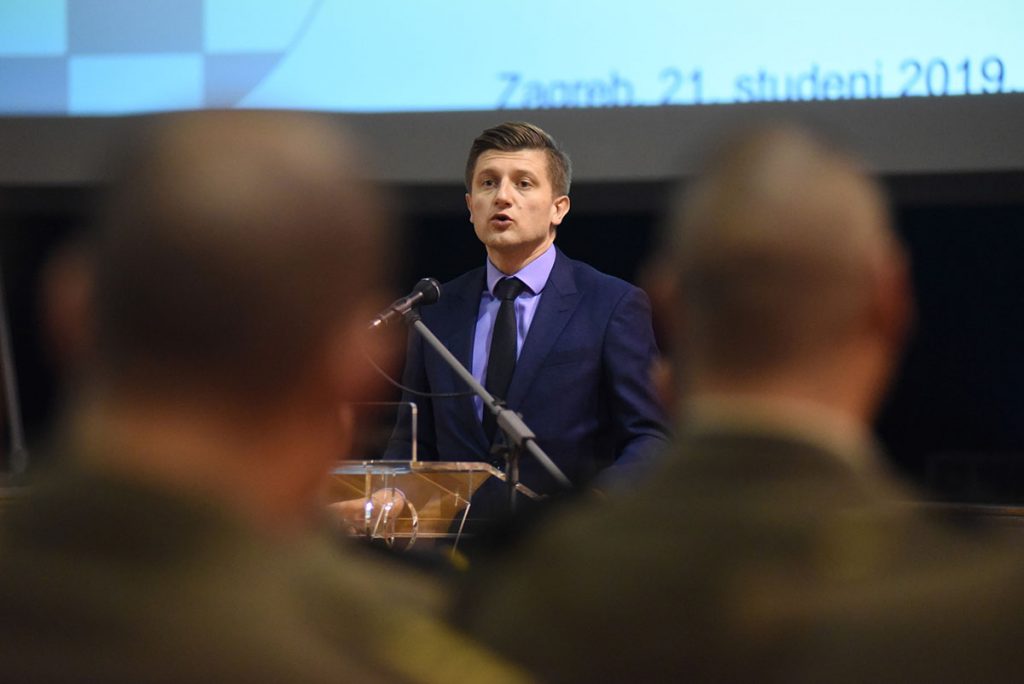 Slika https://www.morh.hr/wp-content/uploads/2019/11/maric_hvu_21_11_2019_31-1024x684.jpg