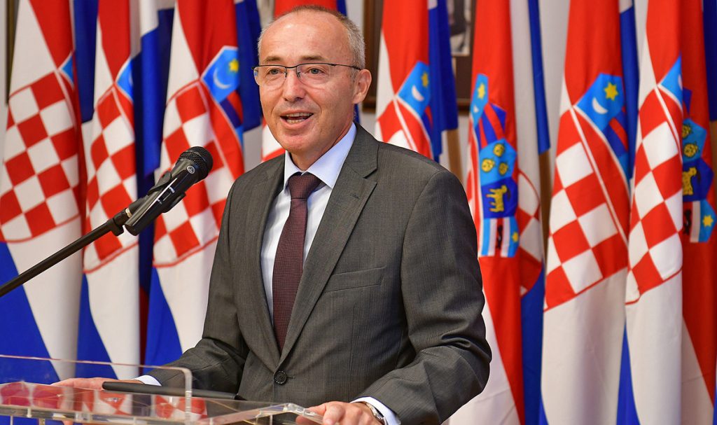 Slika https://www.morh.hr/wp-content/uploads/2019/11/ministar_obrane_rh_damir_krsticevic_cestitka-1024x607.jpg