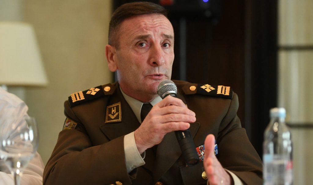 Slika https://www.morh.hr/wp-content/uploads/2019/11/nacelnik_gs_osrh_general_zbora_sundov_06112019-1024x607.jpg