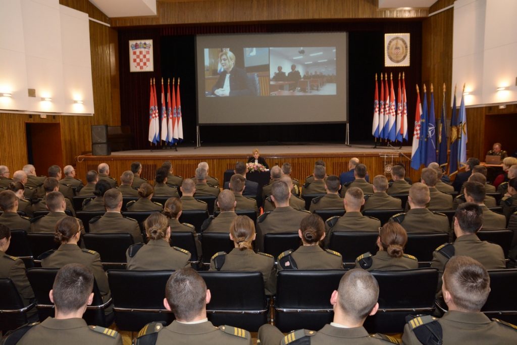 Slika https://www.morh.hr/wp-content/uploads/2019/11/predavanje_predsjednice_hvu_14112019_06-1024x683.jpg